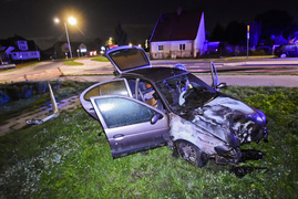 Po uderzeniu w lampę, auto stanęło w płomieniach. Kierowca uciekł