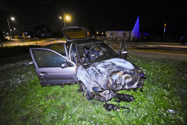 Po uderzeniu w lampę, auto stanęło w płomieniach. Kierowca uciekł