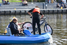 Rowerem po kładce i do wody