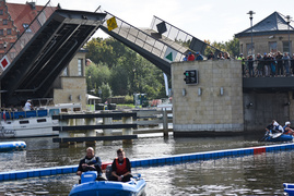 Rowerem po kładce i do wody
