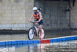 Rowerem po kładce i do wody