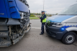 Ciężarówka uderzyła w toyotę. Trasa Unii Europejskiej była zablokowana