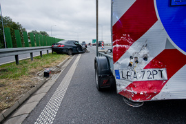 Kierowca hondy uderzył w przyczepę, 35-latek miał 2 promile!