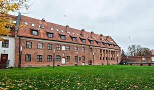 Tanio kupić, drogo sprzedać   (Z historią w tle) 