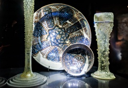 Tanio kupić, drogo sprzedać   (Z historią w tle) 