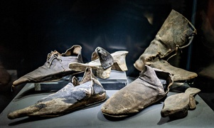 Tanio kupić, drogo sprzedać   (Z historią w tle) 