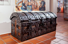 Tanio kupić, drogo sprzedać   (Z historią w tle) 