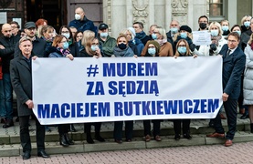 Murem za sędzią Rutkiewiczem