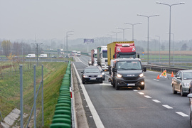 Uderzył w barierki na S7, dwa pasy w kierunku Elbląga były zablokowane