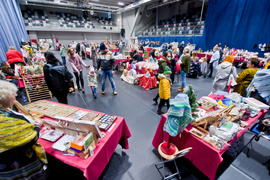 Bombka na choinkę i prezent pod drzewko