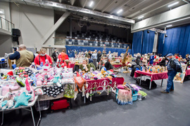 Bombka na choinkę i prezent pod drzewko