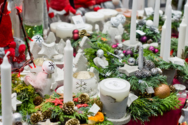 Bombka na choinkę i prezent pod drzewko