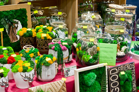 Bombka na choinkę i prezent pod drzewko