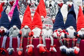 Bombka na choinkę i prezent pod drzewko