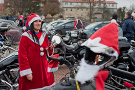 Czerwona kawalkada z prezentami