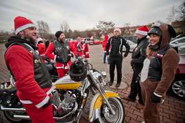 Czerwona kawalkada z prezentami