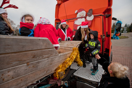 Czerwona kawalkada z prezentami