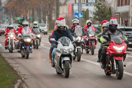 Czerwona kawalkada z prezentami