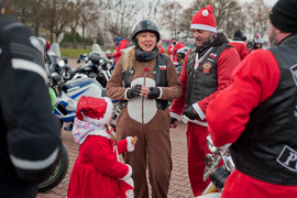 Czerwona kawalkada z prezentami
