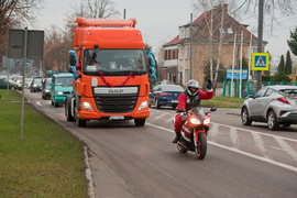 Czerwona kawalkada z prezentami