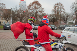 Czerwona kawalkada z prezentami