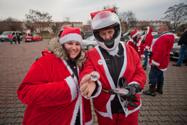 Czerwona kawalkada z prezentami