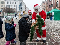 Mikołaj, stragany, koncerty. Trwają Świąteczne Spotkania Elblążan