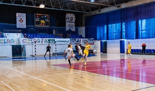 Futsal na żółto, biało i niebiesko