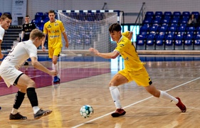 Futsal na żółto, biało i niebiesko