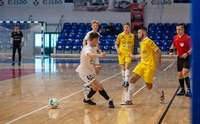 Futsal na żółto, biało i niebiesko