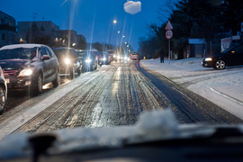 Drzewo spadło na dwie osoby. Wichura daje się we znaki