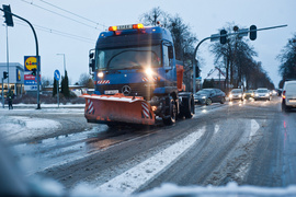 Drzewo spadło na dwie osoby. Wichura daje się we znaki