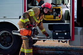 Drzewo spadło na dwie osoby. Wichura daje się we znaki