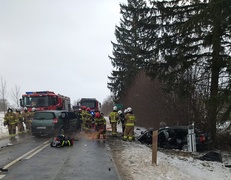 Wypadek pod Pasłękiem. Jedna osoba nie żyje, pięć jest rannych