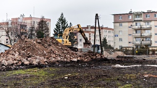 Rozbierają stare budynki, wkrótce ruszy budowa marketu