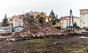 Rozbierają stare budynki, wkrótce ruszy budowa marketu