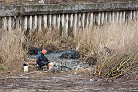 Porządkują nieckę byłego basenu