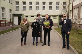 Żółte tulipany dla elblążanek od Ruchu Polska 2050 z okazji Dnia Kobiet 