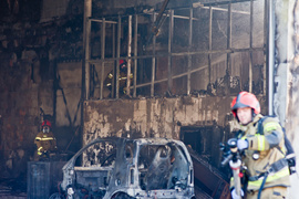 Spłonął warsztat z 5 pojazdami w środku