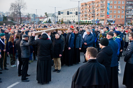 Wierni przeszli przez miasto w drodze krzyżowej