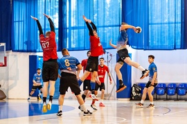 Zacięta walka i podział punktów z liderem