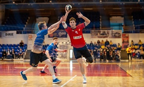 Zacięta walka i podział punktów z liderem