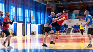 Zacięta walka i podział punktów z liderem