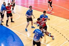 Zacięta walka i podział punktów z liderem