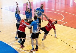 Zacięta walka i podział punktów z liderem