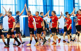 Zacięta walka i podział punktów z liderem