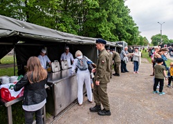 W mundurze... lecz bardziej na luzie