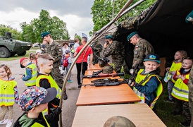 W mundurze... lecz bardziej na luzie