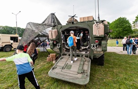 W mundurze... lecz bardziej na luzie