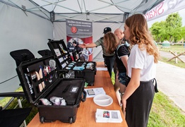 W mundurze... lecz bardziej na luzie